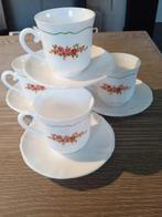 4 arcopal kopjes met bordjes, Huis en Inrichting, Keuken | Servies, Ophalen of Verzenden, Overige stijlen, Kop(pen) en/of Schotel(s)