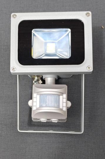 LED wandlamp 230 v met een bewegingsmelder  beschikbaar voor biedingen