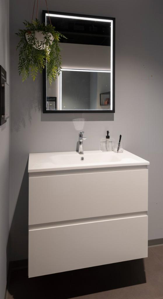 Kvik - Spiegel met zwart frame en verlichting - 60% korting, Huis en Inrichting, Woonaccessoires | Spiegels, Nieuw, 50 tot 75 cm