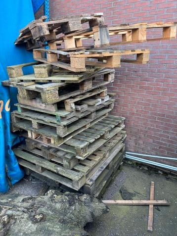 Stapel oude pallets beschikbaar voor biedingen