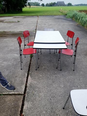 Jaren 50 formica eettafel plus stoelen beschikbaar voor biedingen