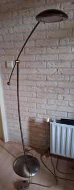Staande gebogen messing vloerlamp kantelbaar, Huis en Inrichting, Lampen | Vloerlampen, Ophalen, Gebruikt, Overige materialen