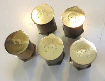 Vijf messing oliepotjes, trekpitpotjes beschikbaar voor biedingen