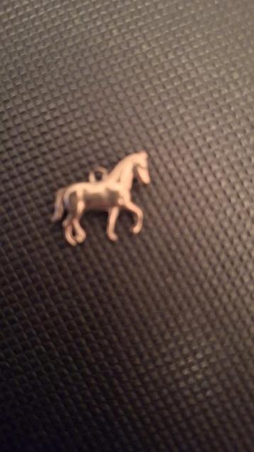 Gouden Paard Hanger beschikbaar voor biedingen