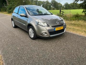 Renault Clio 1.2 16V 55KW 3-DRS 2011 Bruin beschikbaar voor biedingen