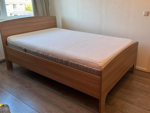 Senioren bed elektrisch, Huis en Inrichting, Slaapkamer | Bedden, Zo goed als nieuw, Twijfelaar, 120 cm, 200 cm, Hout, Ophalen