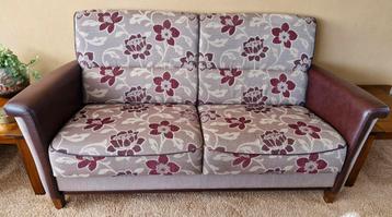 Ruime Tweepersoons Bank met Bloemenmotief beschikbaar voor biedingen