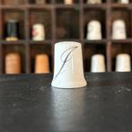 Vingerhoedje porselein letter J (155), Ophalen of Verzenden, Zo goed als nieuw, Porselein