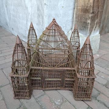 Oude antieke metalen vogelkooi vogel kooi roest *Etage3* beschikbaar voor biedingen