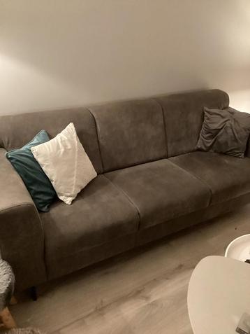 Moet weg, 3 zitsbank grijs, zit nog prima, microvezel! beschikbaar voor biedingen