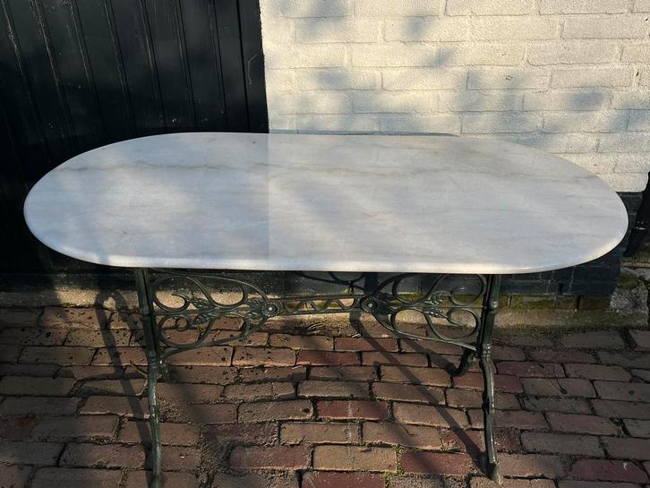 Frans bistrotafel met marmerblad en gietijzeren onderstel, Tuin en Terras, Tuintafels, Zo goed als nieuw, Ovaal, Overige materialen