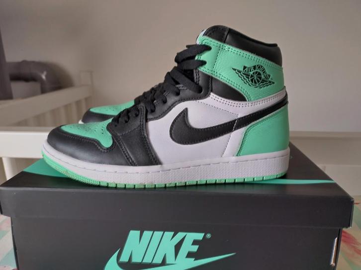 Nike air jordan 1 high og green glow 42.5 Not sb dunk kayano, Kleding | Heren, Schoenen, Zo goed als nieuw, Sneakers of Gympen