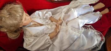 Klassieke pop op een rood fluwelen sofa beschikbaar voor biedingen