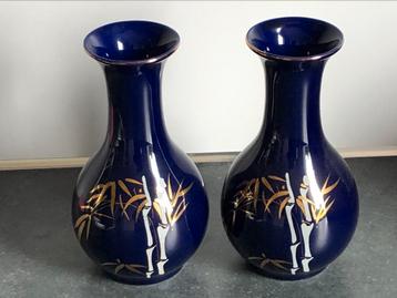 Twee kobaltblauwe vazen met bamboe-design beschikbaar voor biedingen