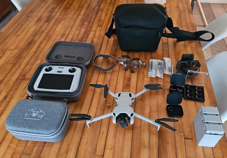 DJI Mini 4 Pro Fly More Combo (RC 2) + Extra's, Audio, Tv en Foto, Drones, Zo goed als nieuw, Cameradrone, Topkwaliteit, DJI, Minder dan 250 gram