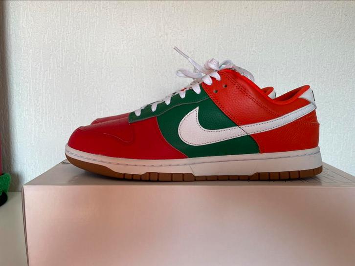 Nike Dunk Low By You 7 Eleven geinspireerd maat 45,5, Kleding | Heren, Schoenen, Zo goed als nieuw, Sneakers of Gympen, Overige kleuren