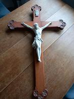 Houten kruisbeeld met aardewerk crucifix, Antiek en Kunst, Ophalen