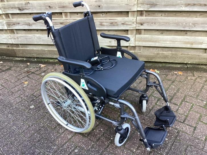 nette rolstoel met duwhulp, Diversen, Rolstoelen, Zo goed als nieuw, Duwrolstoel, Inklapbaar, Ophalen of Verzenden