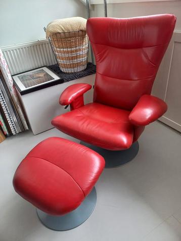 Rode leren relaxfauteuil (verstelbaar) beschikbaar voor biedingen