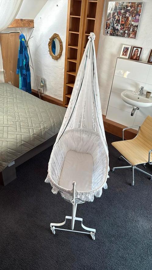 Wieg Antiek  en opnieuw bekleed en voorzien van matrasje, Kinderen en Baby's, Babywiegjes en Ledikanten, Wieg, Ophalen