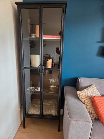 Mooie vitrinekast staal en glas zwart beschikbaar voor biedingen