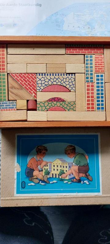 3 blokkendozen ruim 60 jaar oud beschikbaar voor biedingen