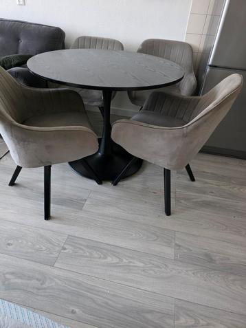 Eethoek met 4 stoelen beschikbaar voor biedingen