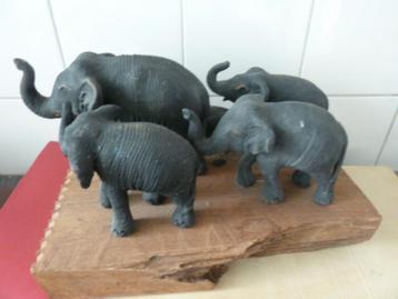 Olifanten - 5 stuks op blok hout beschikbaar voor biedingen