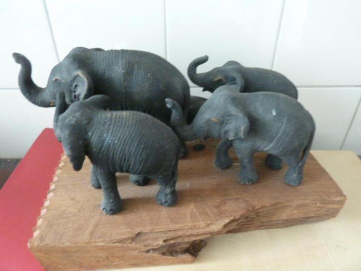 Olifanten - 5 stuks op blok hout, Verzamelen, Beelden en Beeldjes, Zo goed als nieuw, Dier, Ophalen of Verzenden