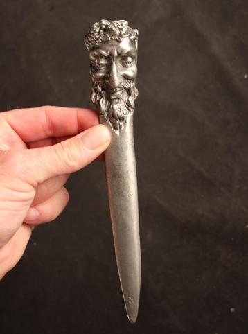 Antieke briefopener met bacchant  beschikbaar voor biedingen