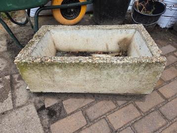 GRATIS Beton poeren als plantenbak beschikbaar voor biedingen