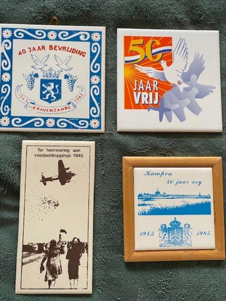 4 bevrijdingsdag bevrijdings dag tegeltjes alleen in 1 koop, Verzamelen, Militaria | Algemeen, Landmacht, Nederland, Ophalen