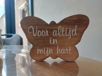 Houten vlinder met tekst  beschikbaar voor biedingen