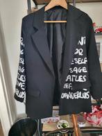 Zwarte blazer met witte letters maat M, Ophalen of Verzenden, Zo goed als nieuw, Maat 38/40 (M), Zwart