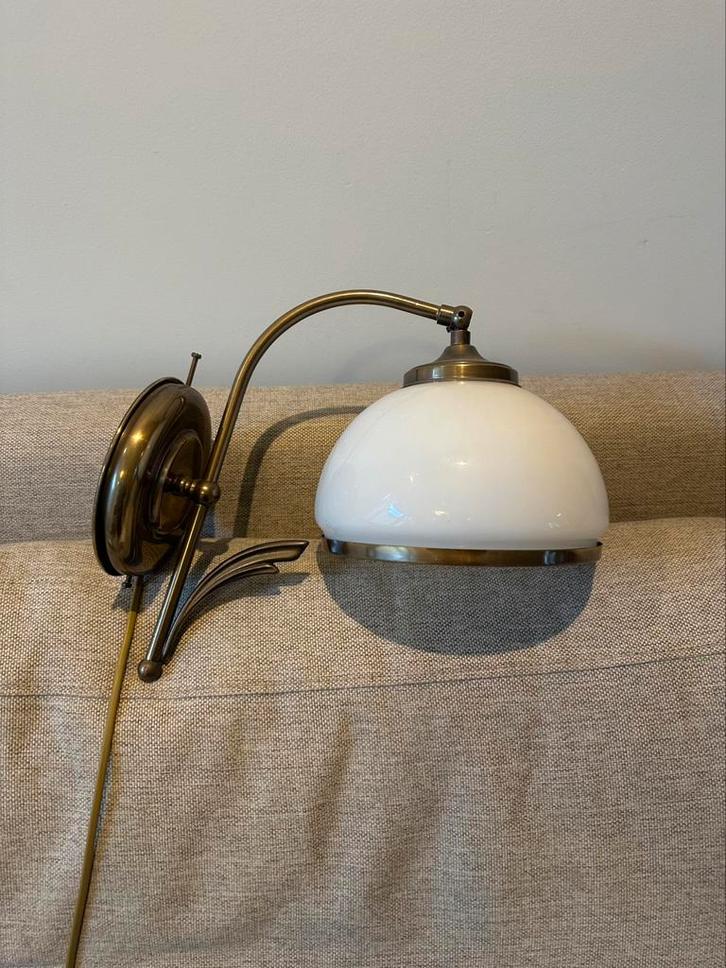 Vintage Massive Wandlamp – Messing & Opaalglas, Huis en Inrichting, Lampen | Wandlampen, Zo goed als nieuw, Metaal, Ophalen of Verzenden