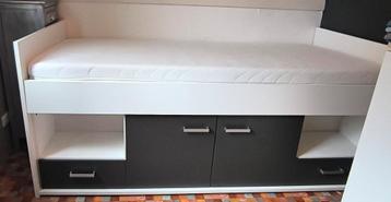 Bed met kastjes en lades eronder  beschikbaar voor biedingen