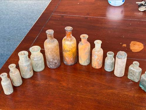 Bodemvondst 12 keer Medicijn flesjes nog niet schoongemaakt, Antiek en Kunst, Antiek | Glas en Kristal, Verzenden