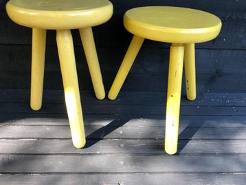 2 Houten Brocante Eiken melkkrukjes in het Geel. beschikbaar voor biedingen