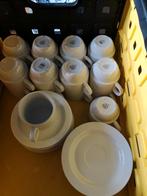 18 Hotel porselein koffie kopjes. 10 bordjes. Wit porselein., Ophalen of Verzenden, Porselein, Overige stijlen, Kop(pen) en/of Schotel(s)