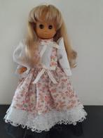 Te koop leuke pop met lang haar in jurkje +/- 30 cm, Ophalen of Verzenden, Zo goed als nieuw, Pop