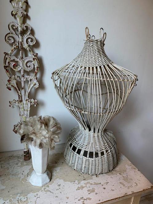 Oude rieten buste met wespen taille, Antiek en Kunst, Curiosa en Brocante, Ophalen of Verzenden