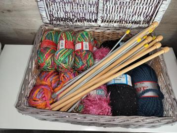 Versch. bollen gemêleerde wol Nieuw in wikkel en breipennen beschikbaar voor biedingen