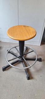 Houten kruk met ijzer onderstel, Ophalen, Hout