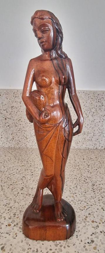 Houten Beeldje van Vrouw beschikbaar voor biedingen