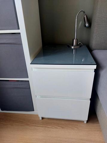 2x wit ikea nachtkastjes met glasplaat  beschikbaar voor biedingen