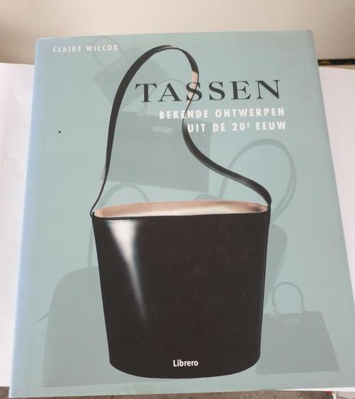 Tassen bekende ontwerpen uit de 20e eeuw door Claire Wilcox, Boeken, Mode, Zo goed als nieuw, Overige onderwerpen, Ophalen of Verzenden