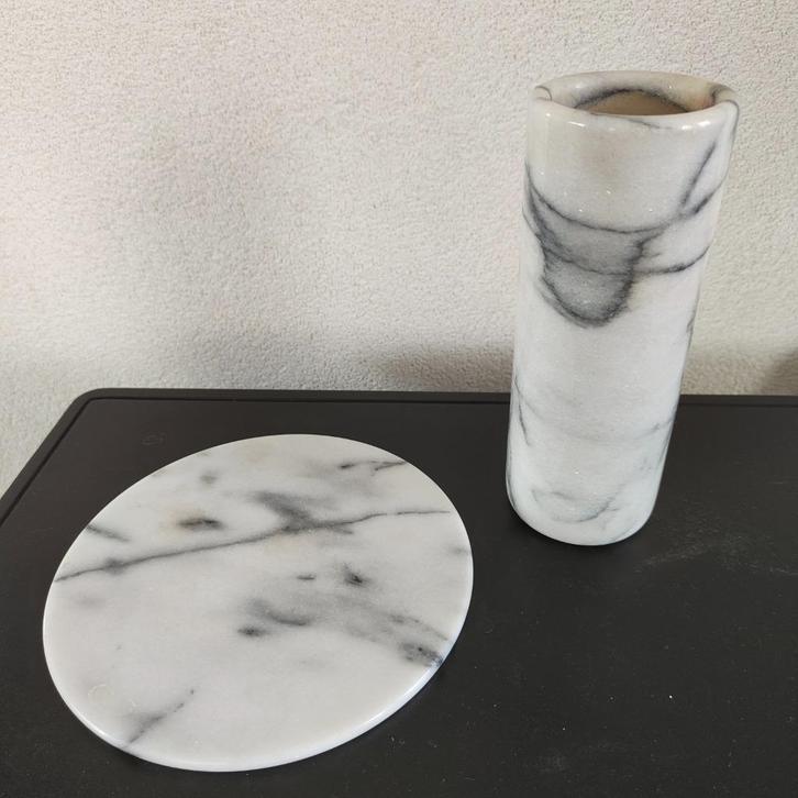 Marmeren vaas op onderplaatje, Huis en Inrichting, Woonaccessoires | Vazen, Zo goed als nieuw, Overige kleuren, Minder dan 50 cm