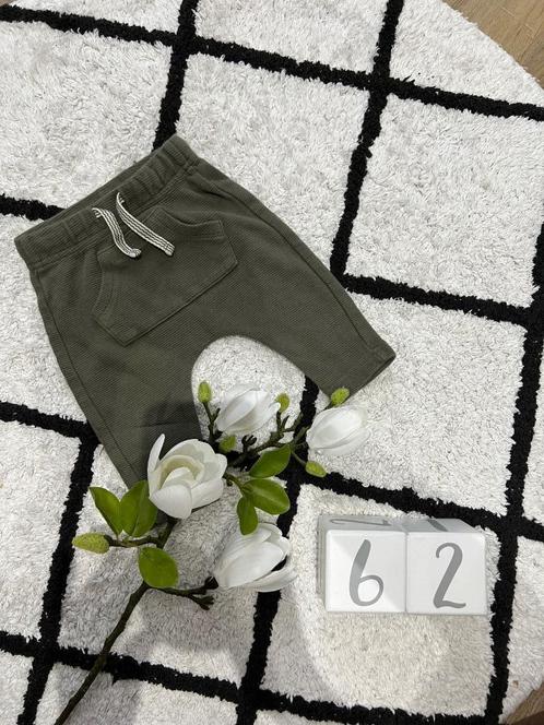 Heel goed khaki groen Hema jogging broek baby 62 stoer stree, Kinderen en Baby's, Babykleding | Maat 62, Zo goed als nieuw, Jongetje of Meisje