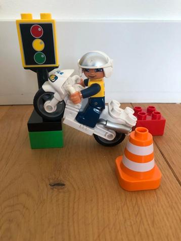 Duplo politieagent op de motor beschikbaar voor biedingen