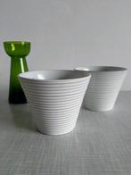 Twee mooie vintage ADCO blowmpotten - zachtwit glazuur, Gebruikt, Rond, Binnen, Ophalen of Verzenden